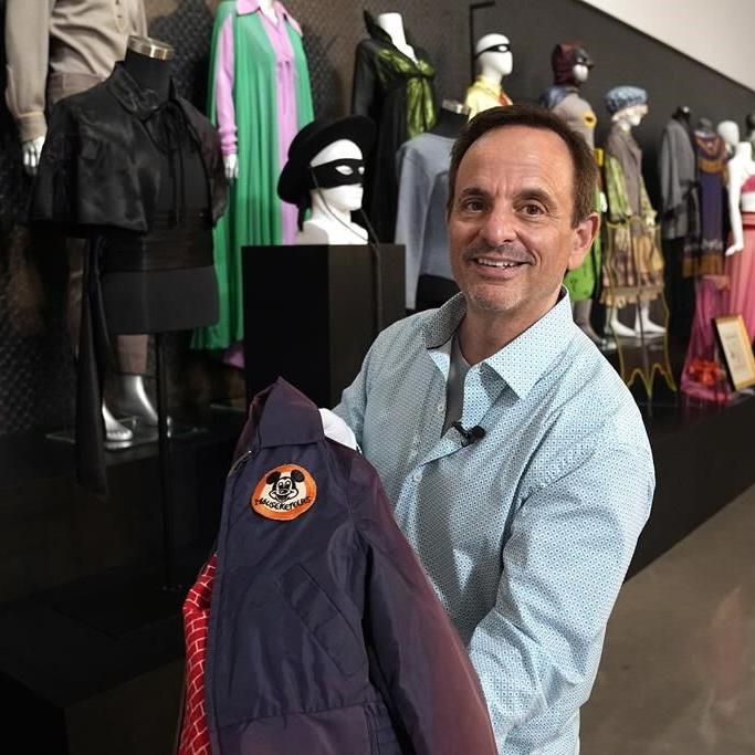 'Cheers' bar, 'Tonight Show' set among TV history at auction